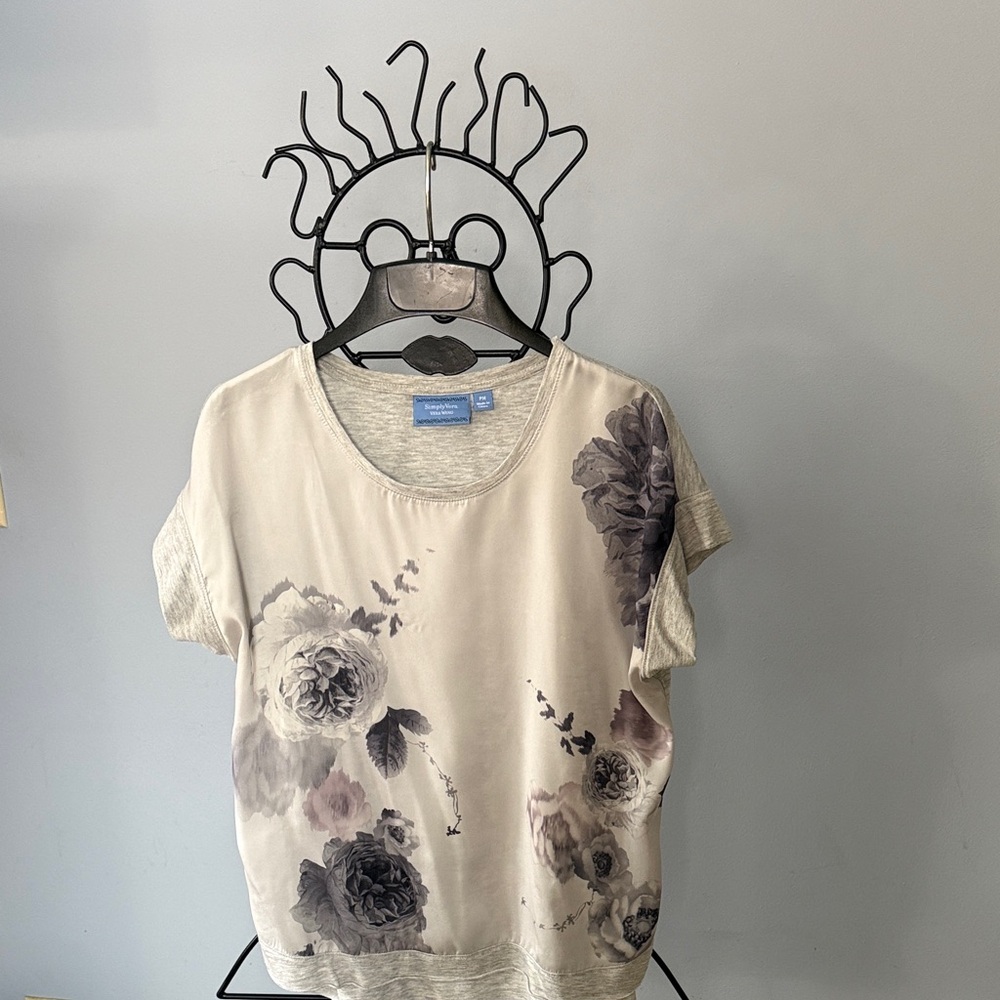 Simply Vera Vera Wang Cream and Gray Floral Short Sleeve Top